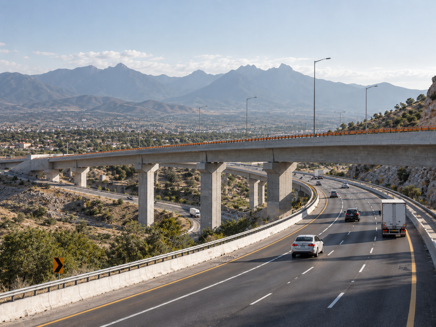 Autopista moderna en zona montañosa, representando experiencia en carreteras.